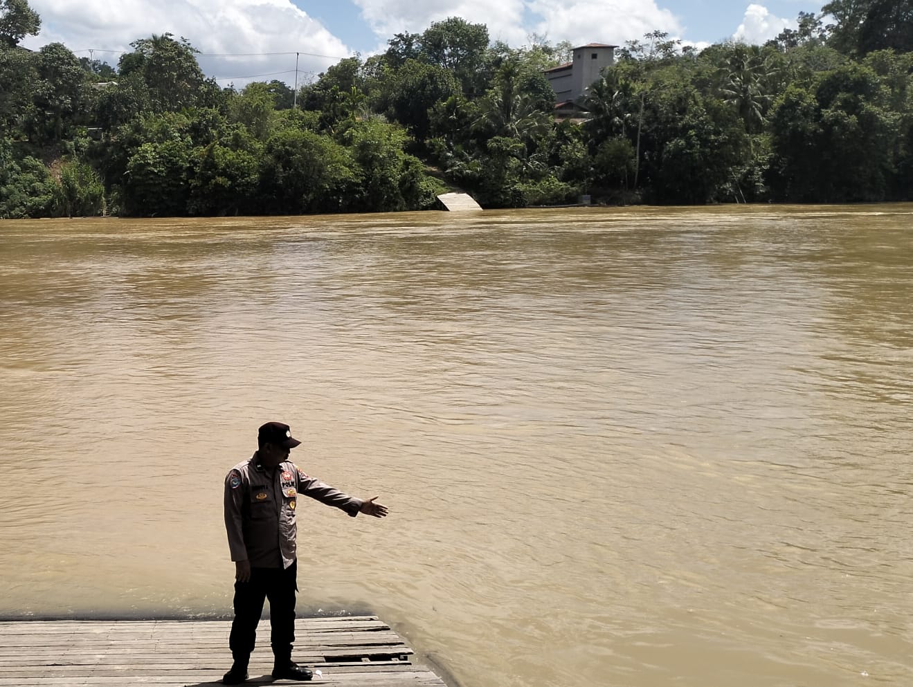 Polsek Marikit Pantau Situasi ketinggian Debit air Das Katingan untuk antisipasi bencana Banjir.