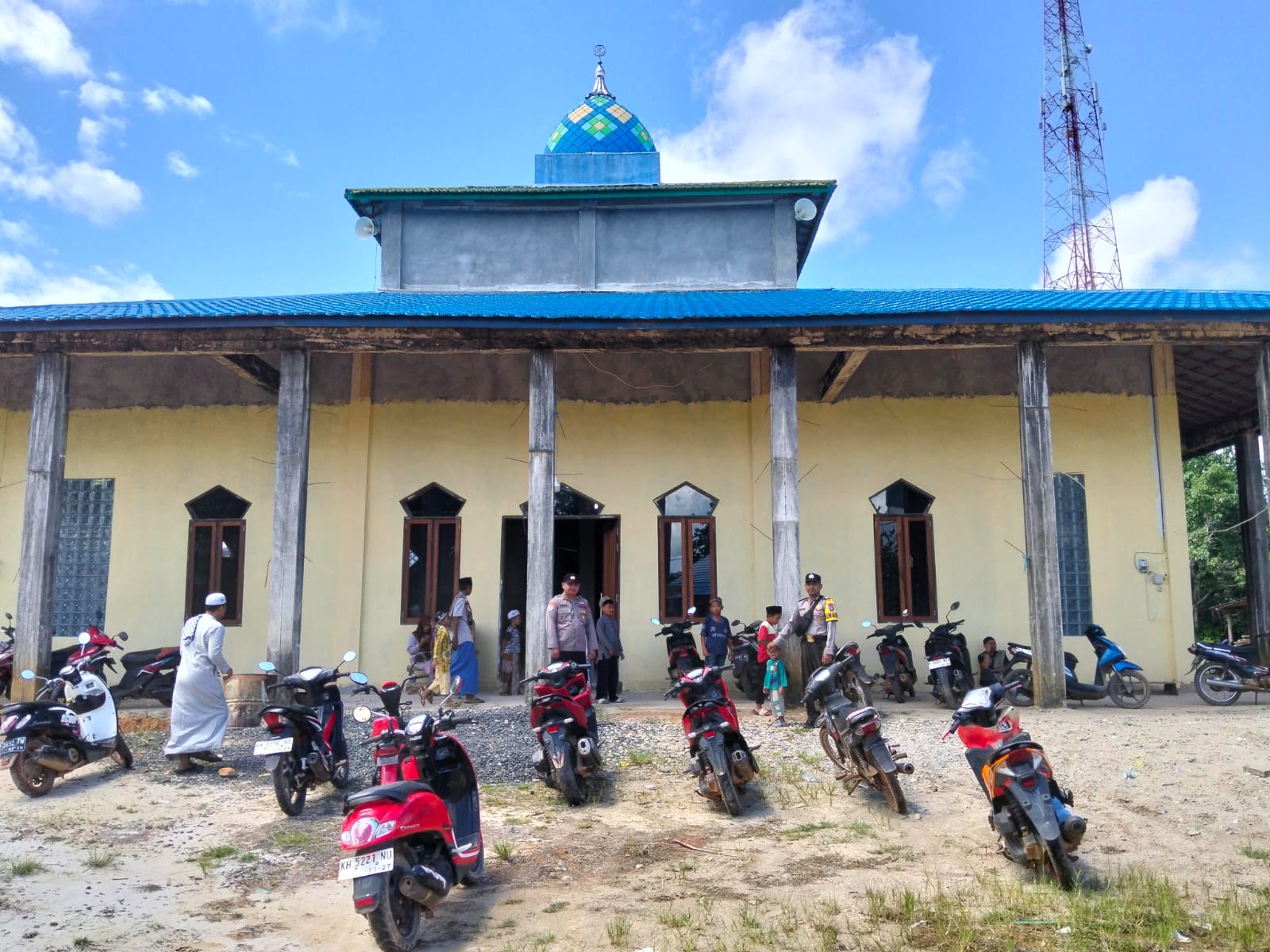 Polsek Marikit Berbagi kepada masyarakat dengan Program BAJAKAH “Berbagi Jum’at Berkah” Berikan Bantuan Sosial Kepada Tokoh Agama, Tokoh Adat dan Tokoh Masyarakat di Kecamatan Marikit, Kab. Katingan.