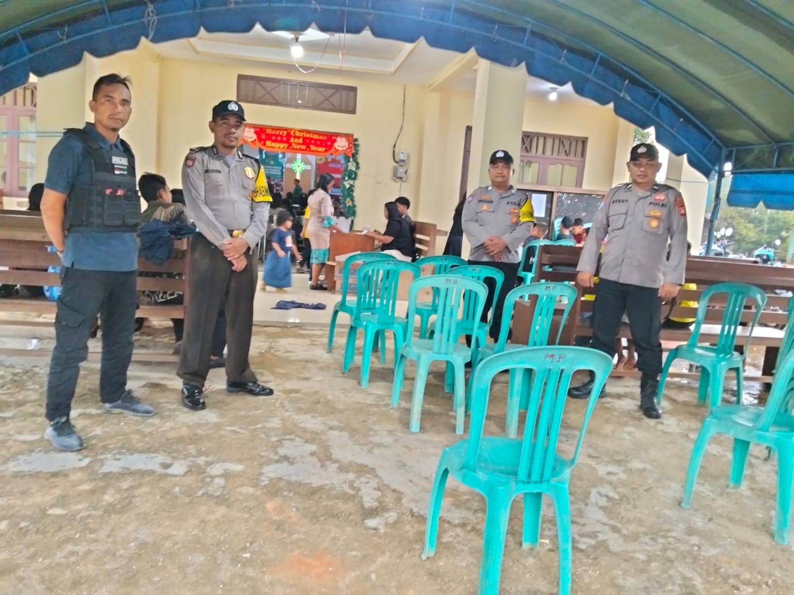 Polsek Marikit Pengamanan Perayaan Natal Seksi Pelayanan Bapak (SPB) Jema’at GKE di Gereja Effata Desa Tumbang Pahanei, Kec. Marikit, Kab. Katingan.