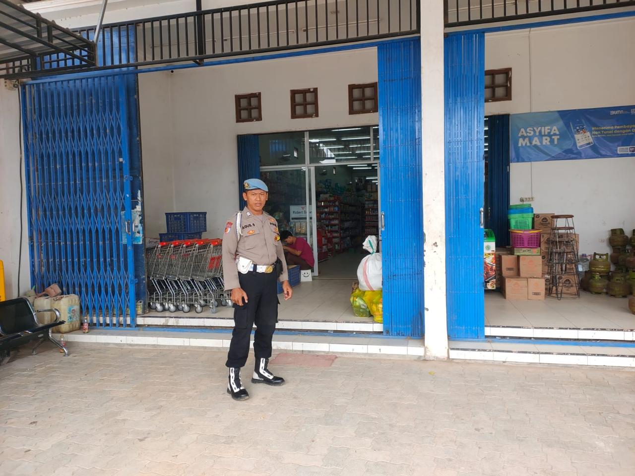 Piket Polsek Patroli kepertokoan diwilkum Polsek Sematu Jaya