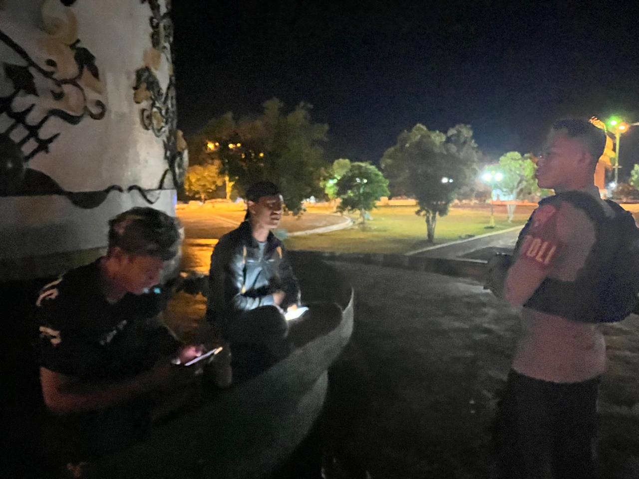 Piket Sat Samapta Polres Lamandau Patroli Malam dan Sambangi Remaja yang Nongkrong untuk Cegah Gangguan Kamtibmas
