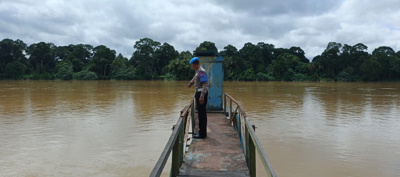 Deteksi Banjir, Polsek Tewang Sangalang Garing dan Pulau Malan Cek Ketinggian Debit Air