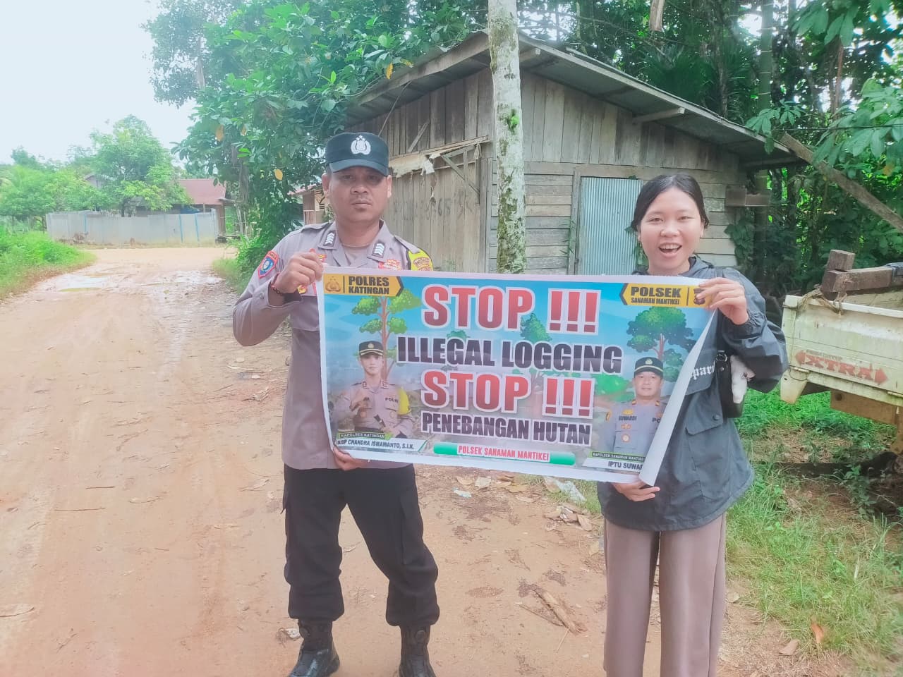 Bhabinkamtibmas laksanakan Sosialisasikan tentang larangan dan sangsi Pidana bagi pelaku Ileggal Logging kepada masyarakat di Desa Binaan.