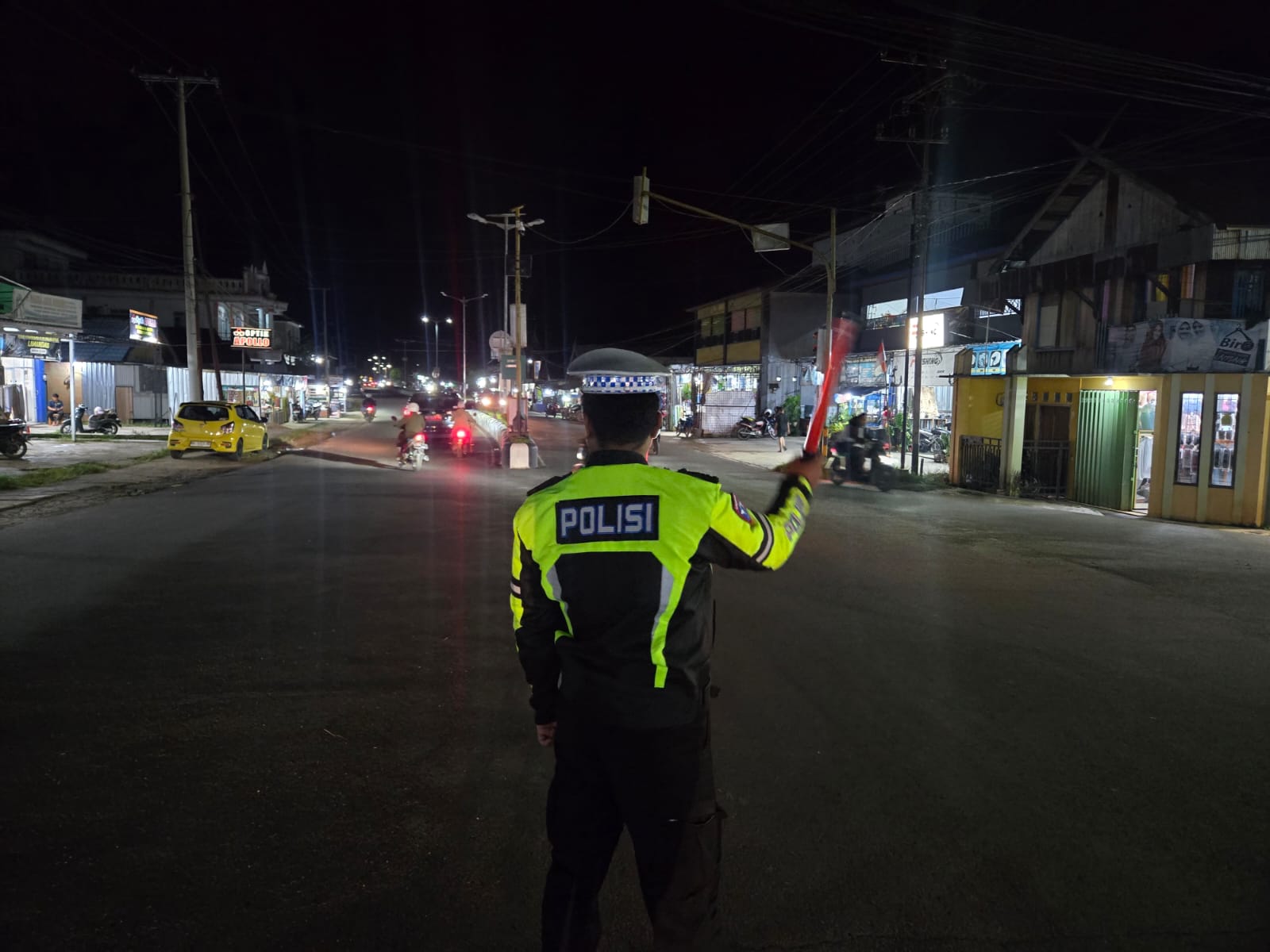 Personel Satlantas Laksanakan Pengaturan Lalu Lintas di Pos Yan Nataru 2025