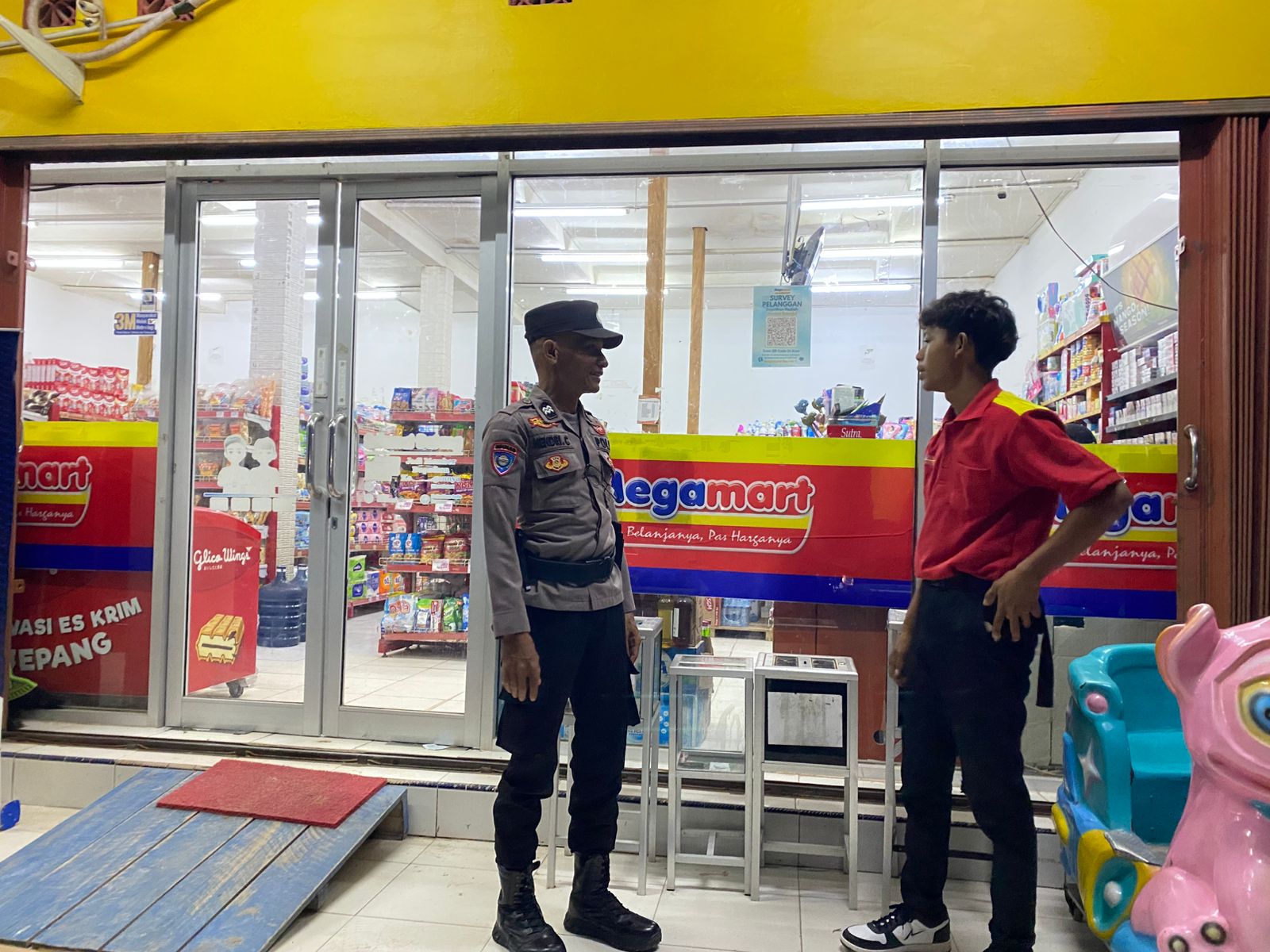 Piket Polsek Patroli kepertokoan diwilkum Polsek Sematu Jaya