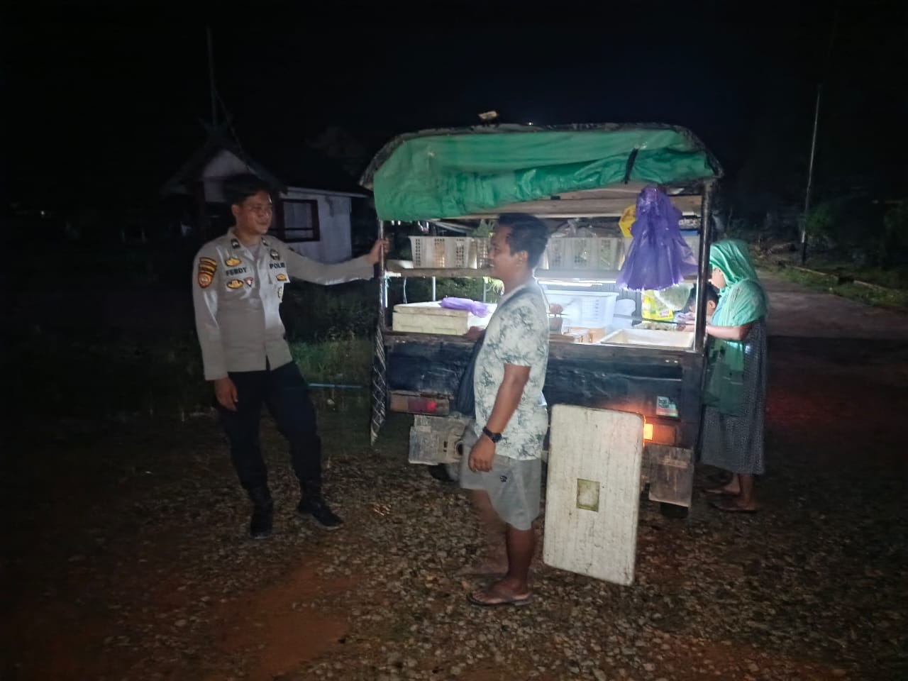 Piket Polsek Lamandau Silaturahmi Ke Pedagang