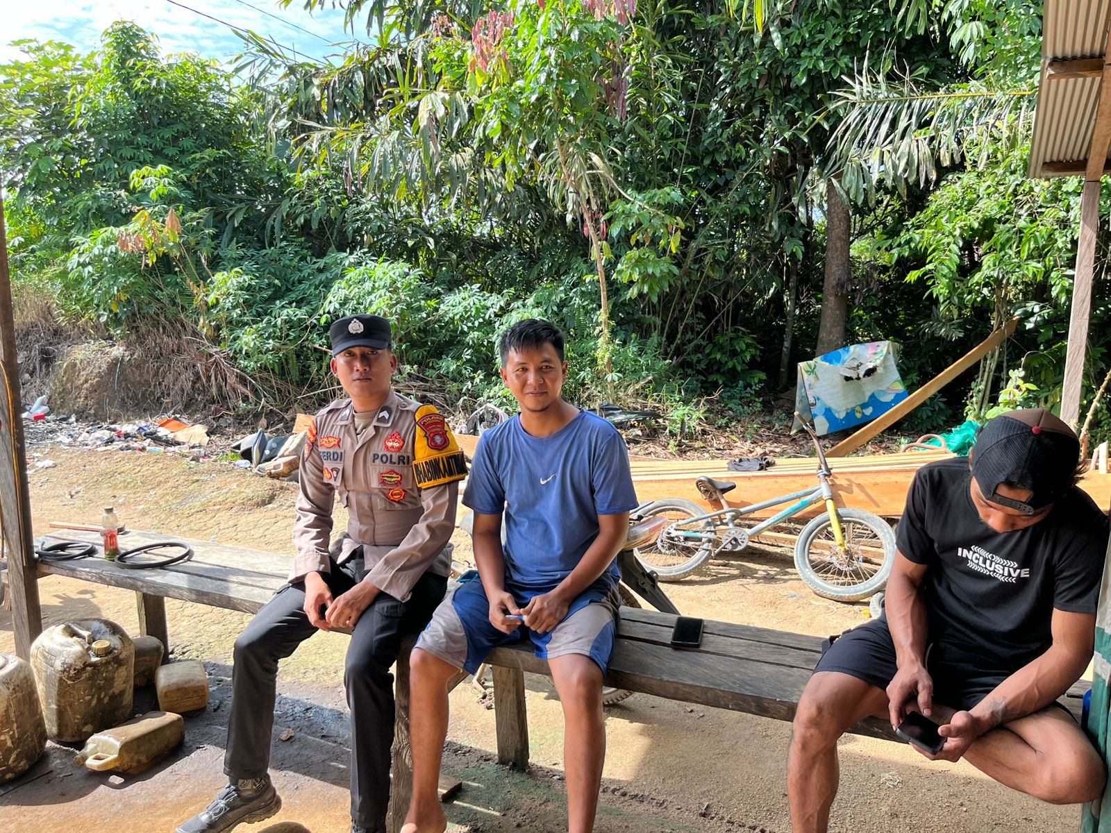 Piket Polsek lamandau melaksanakan Silaturahmi ke masyarakat