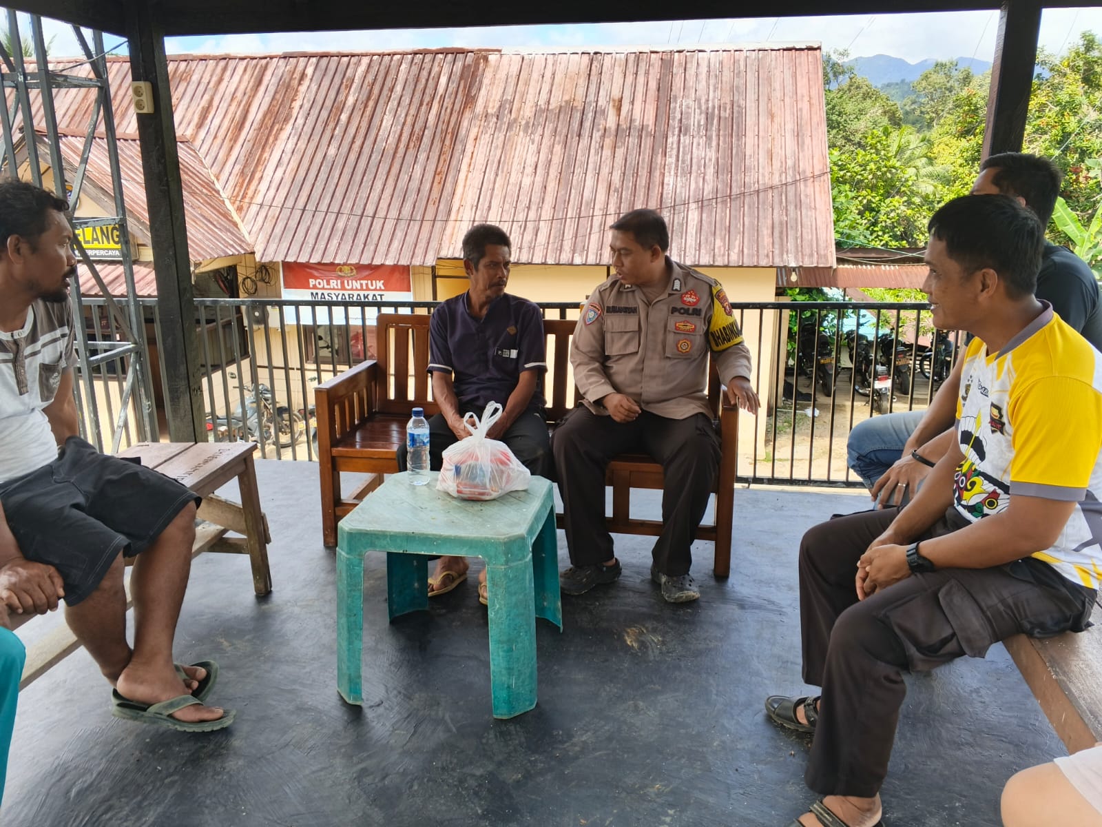 Personil Polsek Sematu Jaya Sambangi Warga Desa Mukti Manunggal, Ajak Bersama Jaga Kamtibmas