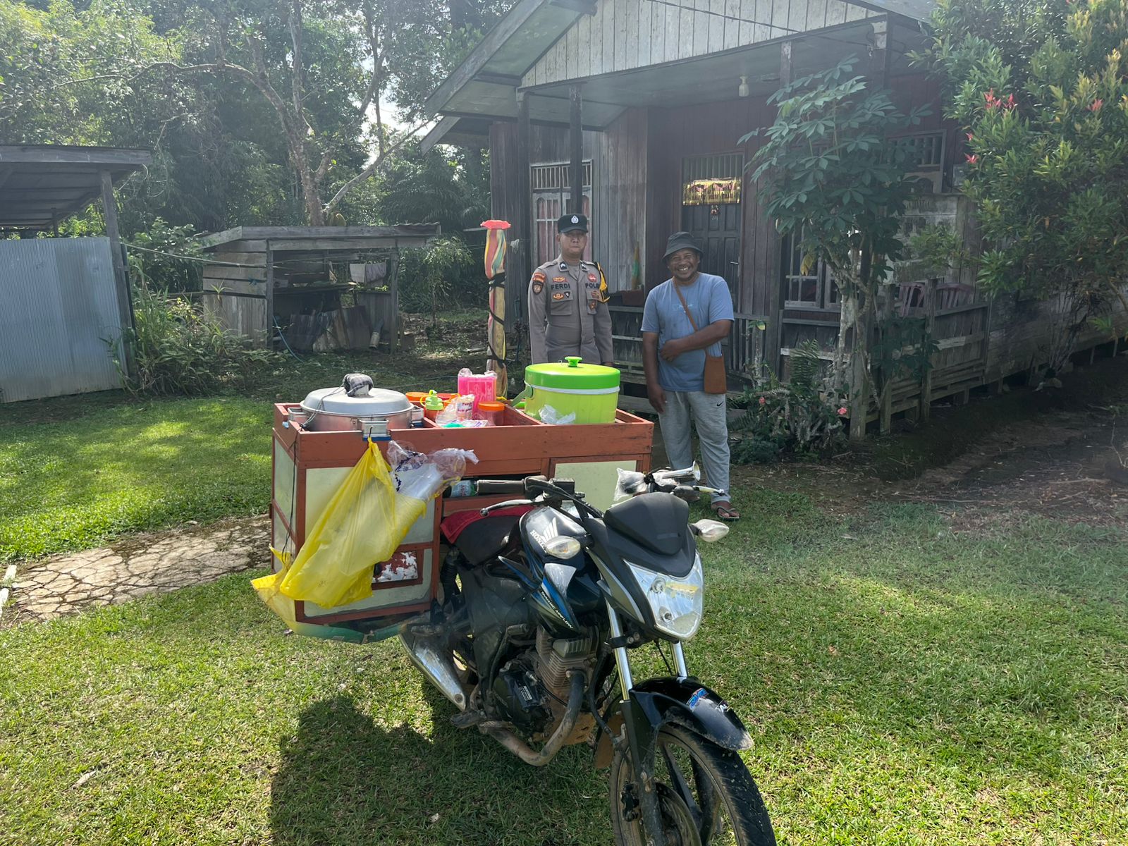 Bhabinkamtibmas Sambangi Pedagang Kaki Lima Berikan Pesan Kamtibmas