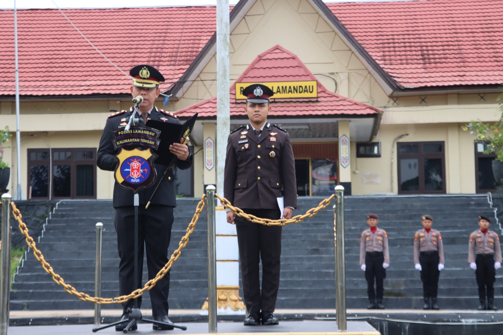 Kapolres Lamandau Pimpin Upacara Peringatan Hari Ibu ke-97 Tahun 2025 di Halaman Polres Lamandau