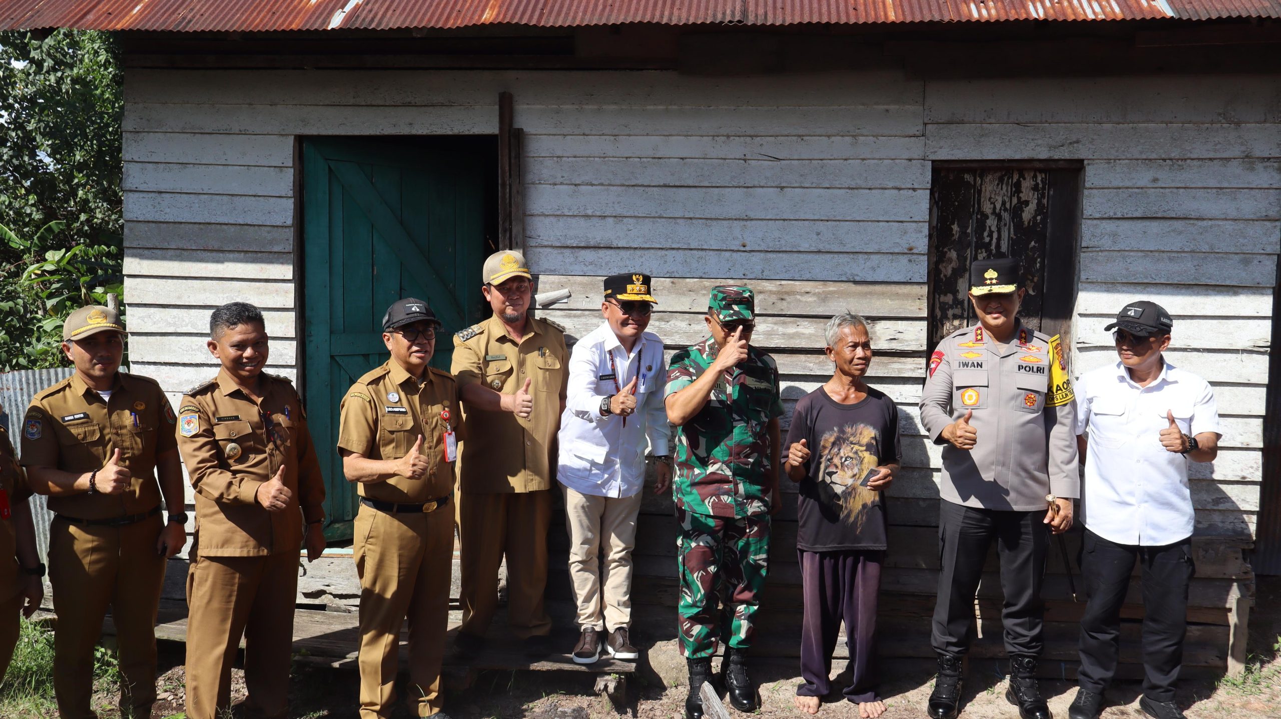 Wujudkan Kesejahteraan Masyarakat, Kapolda Kalteng Dampingi Gubernur Tinjau Lokasi Bedah Rumah di Katingan