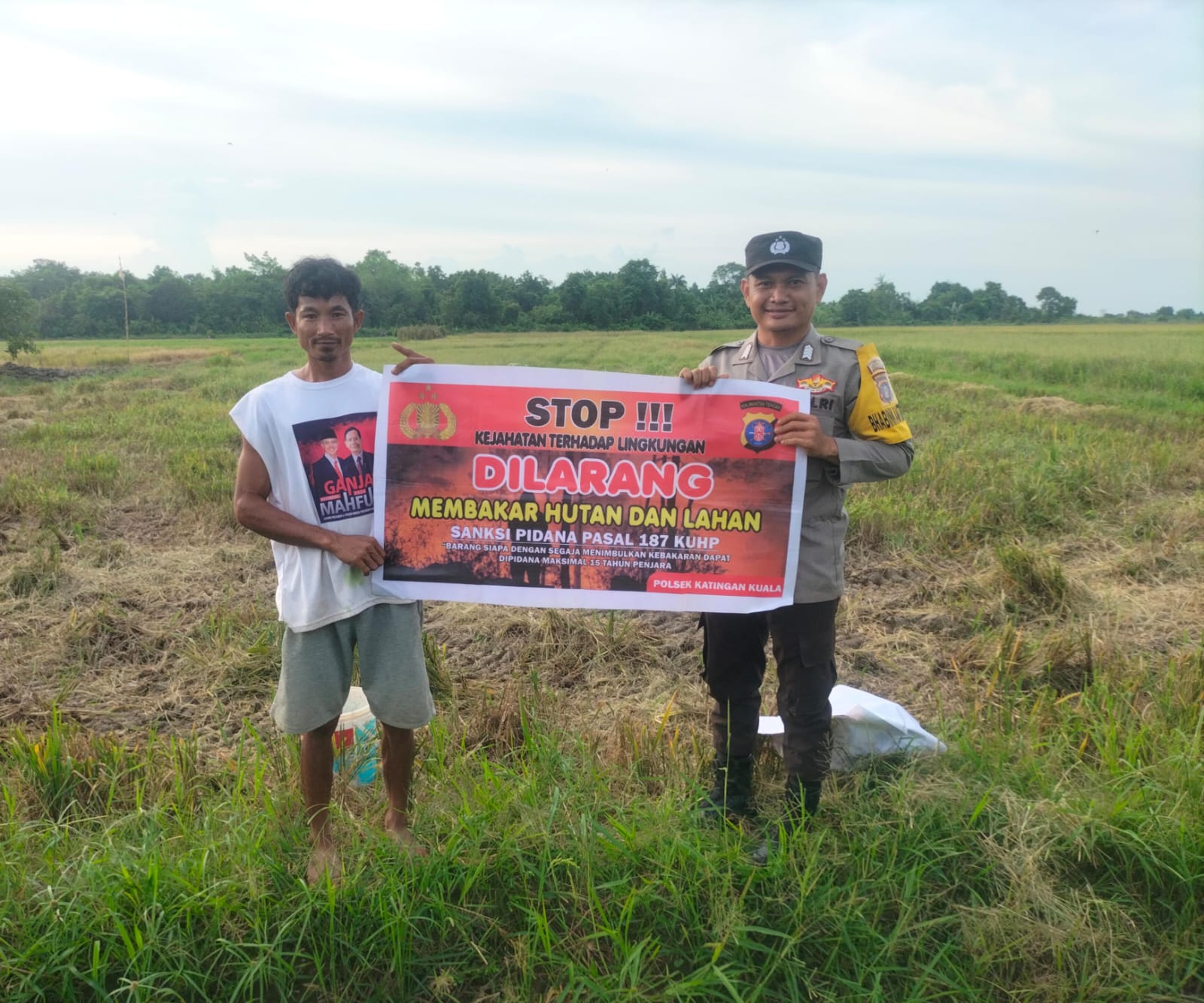 Bhabinkamtibmas Desa Kampung Tengah Sampaikan Himbauan tentang Karhutla Kepada petani