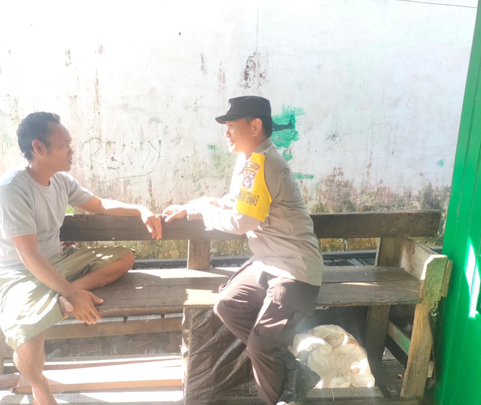 Harkamtibmas , Personil Polsek Katingan Kuala Sambang masyarakat