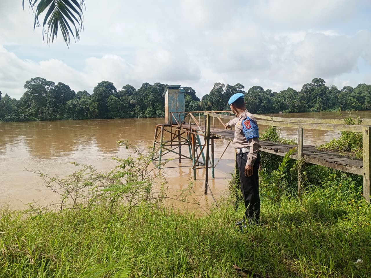 Deteksi Banjir, Polsek Tewang Sangalang Garing dan Pulau Malan Cek Ketinggian Debit Air