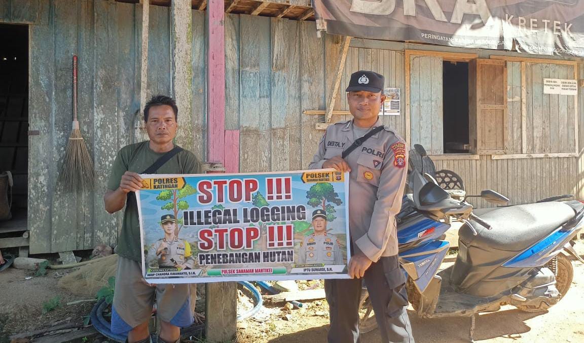 Bhabinkamtibmas laksanakan Sosialisasikan tentang larangan dan sangsi Pidana bagi pelaku Ileggal Logging kepada masyarakat di Desa Binaan.