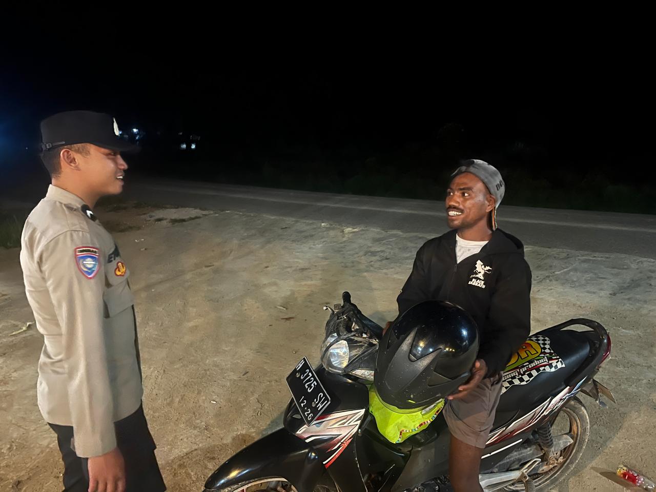 Piket Polsek Lamandau Sambangi Warga, Imbau Pengendara Lebih Berhati-hati di Jalan