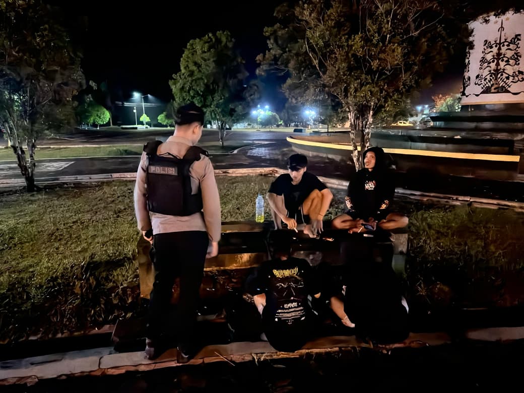 Piket Sat Samapta Polres Lamandau Patroli Malam dan Sambangi Remaja yang Nongkrong untuk Cegah Gangguan Kamtibmas