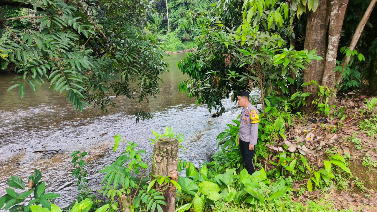 Piket Polsek Delang cek debit air DAS Delang