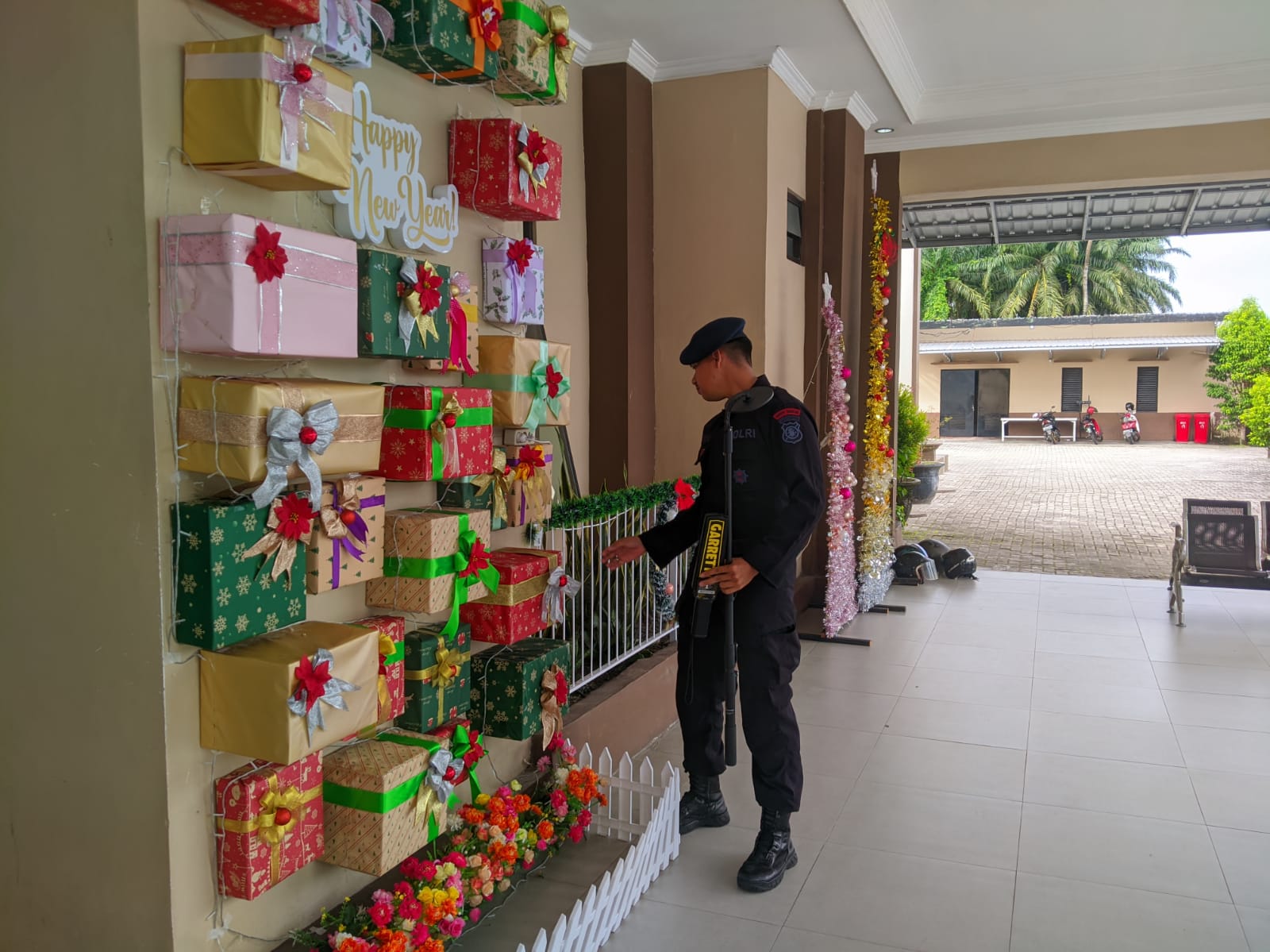 Jelang Ibadah Natal, Gegana Brimob Kalteng Laksanakan Sterilisasi di Gereja YHS Palangka Raya