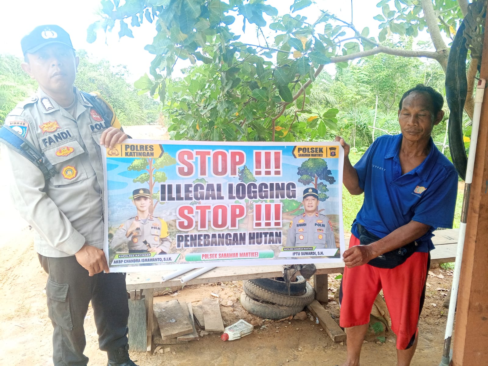 Bhabinkamtibmas laksanakan Sosialisasikan tentang larangan dan sangsi Pidana bagi pelaku Ileggal Logging kepada masyarakat di Desa Binaan.