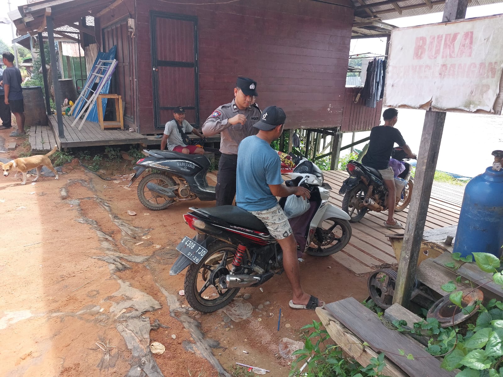 Polsek Marikit Patroli R2 menciptakan Kamtibmas Kondusif menjelang Natal 25 Desember 2025 yang di laksanakan petugas Piket jaga Di Wilayah Kec. Marikit Kab. Katingan.