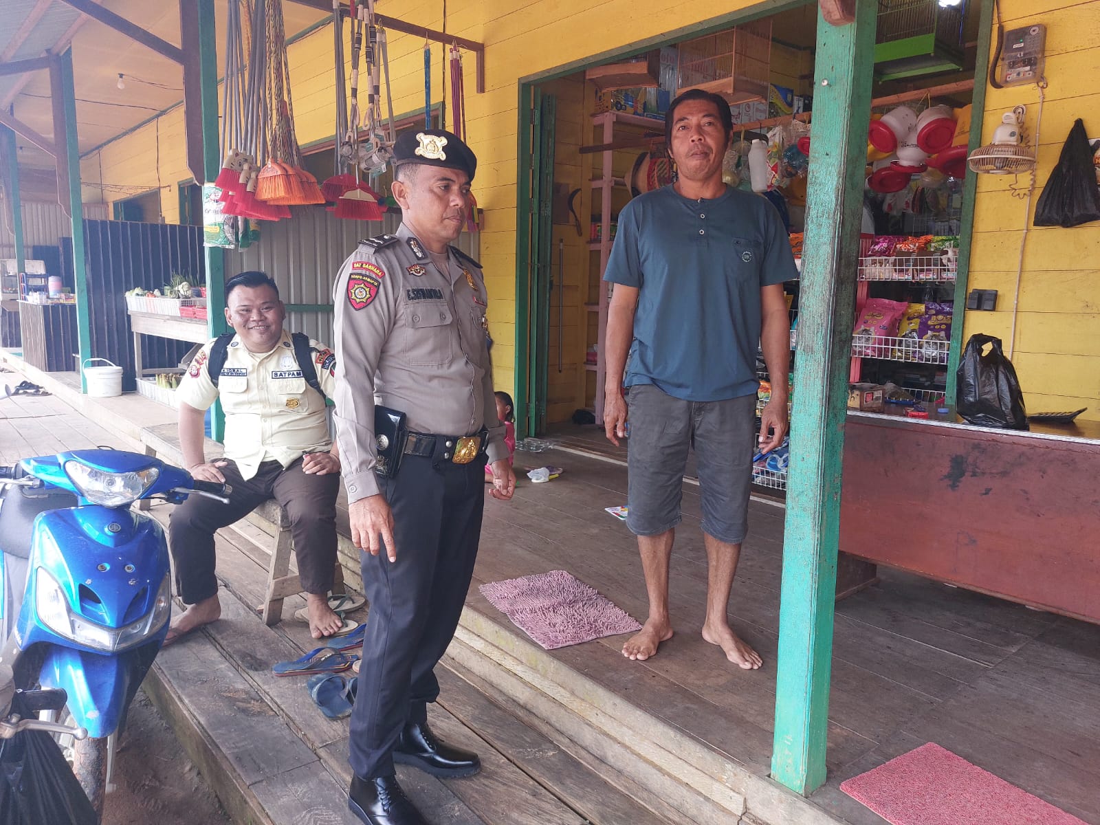 Cooling System pada warga desa Piket Polsek Marikit Sambangi warga binaan di Kec Marikit.