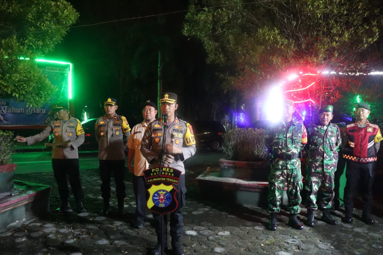 Kapolres Katingan Didampingi Ketua Bhayangkari Kunjungi Pospam, Beri Semangat Personel Pengamanan Nataru