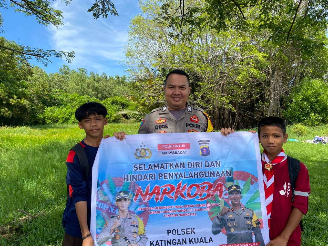 Sampaikan pesan Kamtibmas, Bhabinkamtibmas Polsek Katingan Kuala sambangi Warga.