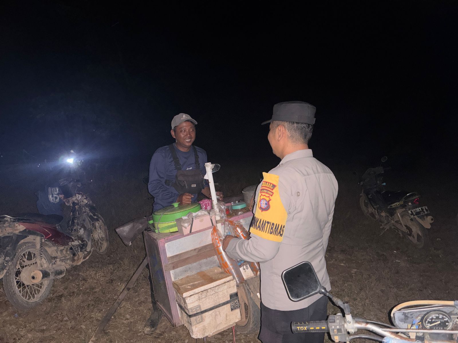 Bhabinkamtibmas Sambangi Pedagang Kaki Lima Berikan Pesan Kamtibmas