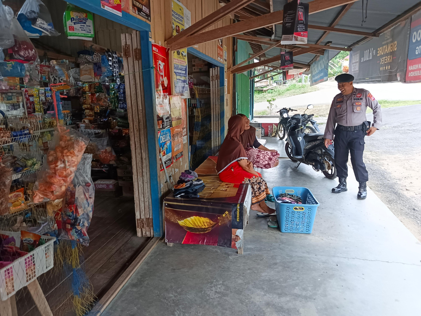 Piket Polsek Sambangi dan Silaturahmi Ke Pedagang