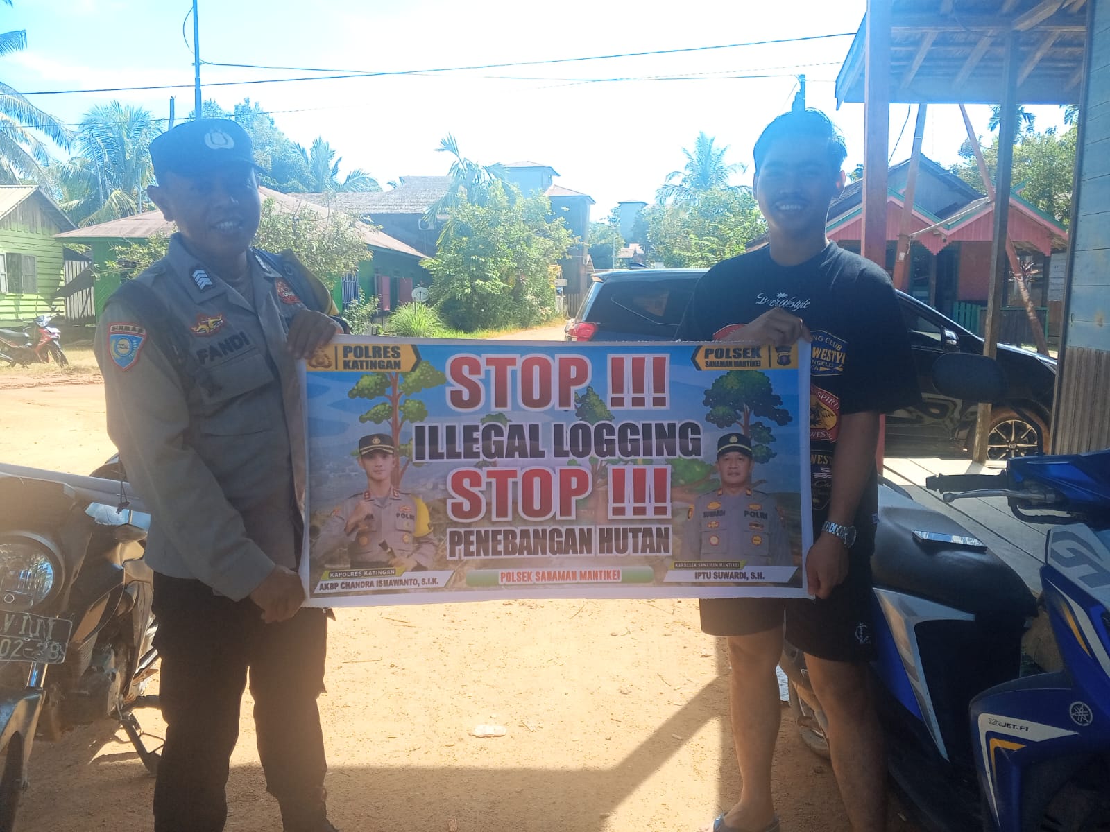 Bhabinkamtibmas laksanakan Sosialisasikan tentang larangan dan sangsi Pidana bagi pelaku Ileggal Logging kepada masyarakat di Desa Binaan.