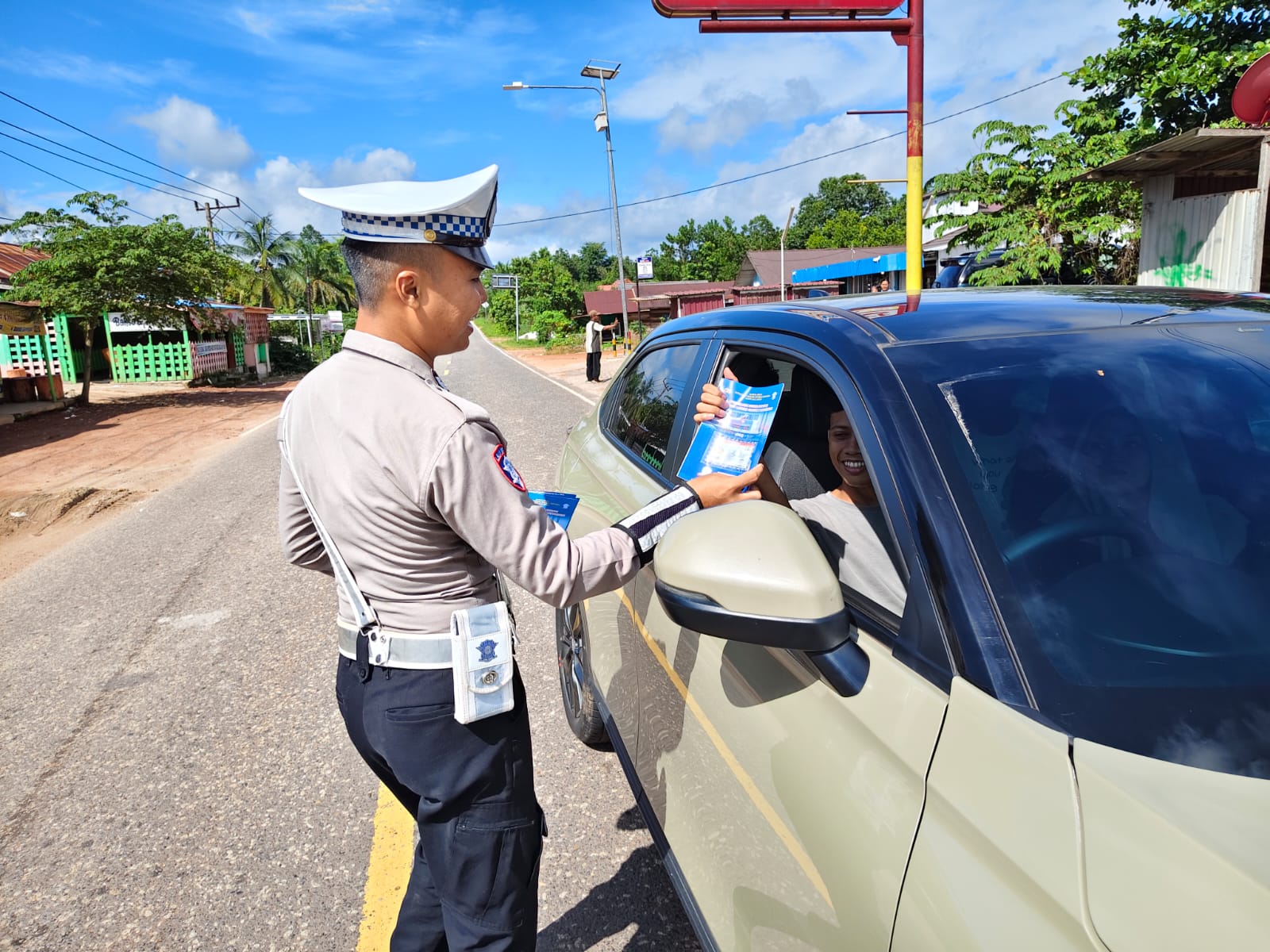 Pembagian Brosur Keselamatan Berlalu Lintas Kepada masyarakat.