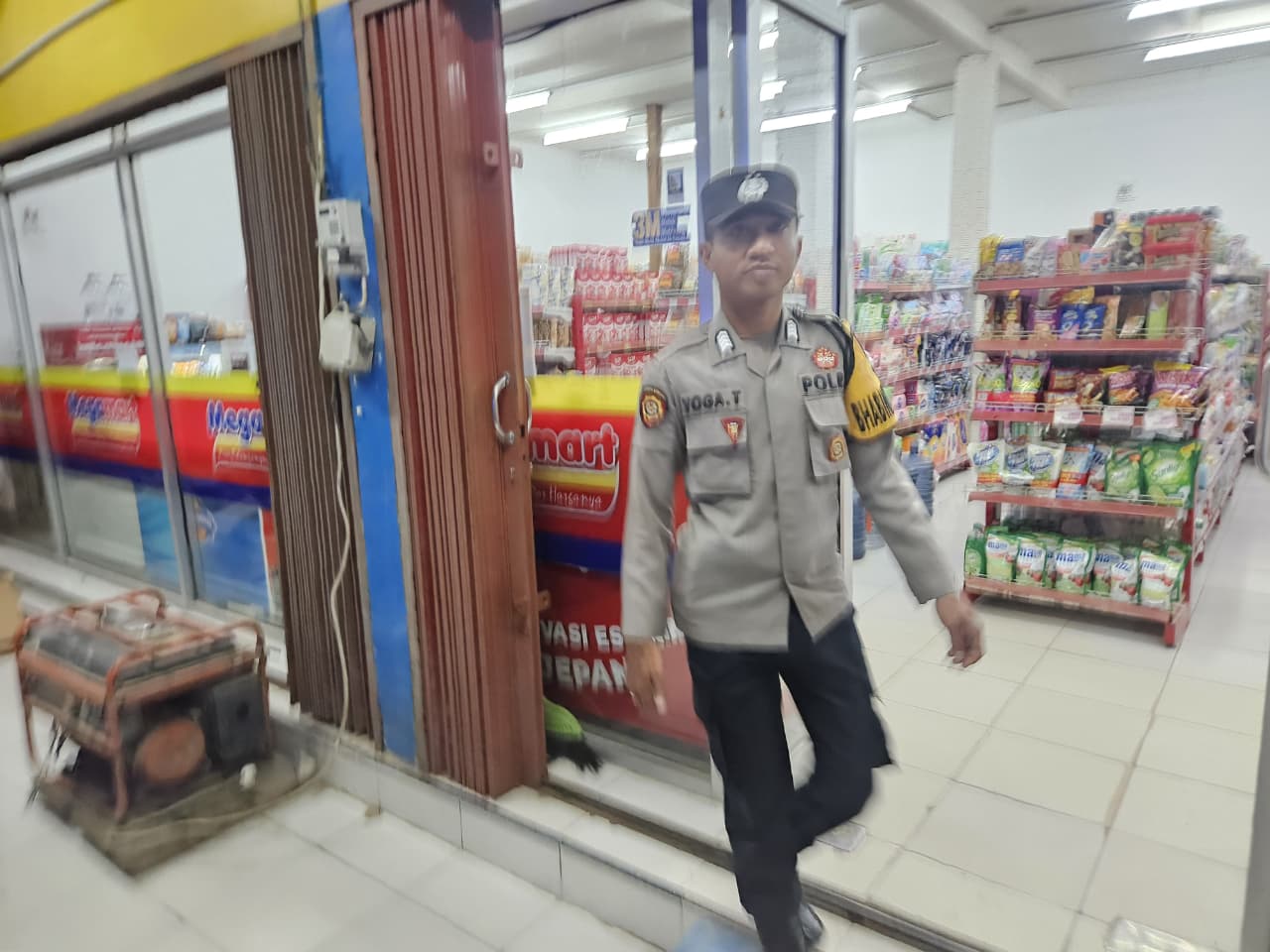 Piket Polsek Patroli kepertokoan diwilkum Polsek Sematu Jaya