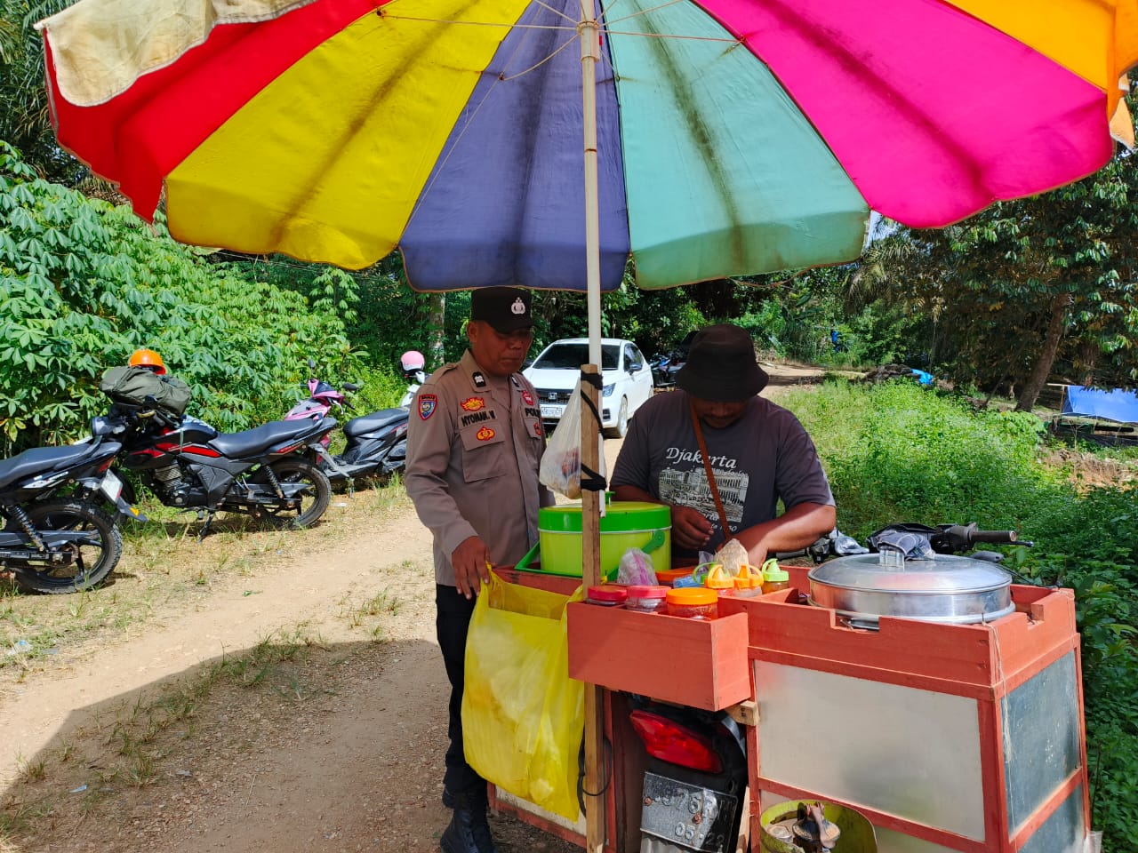 Bhabinkamtibmas Sambangi Pedagang Kaki Lima Berikan Pesan Kamtibmas