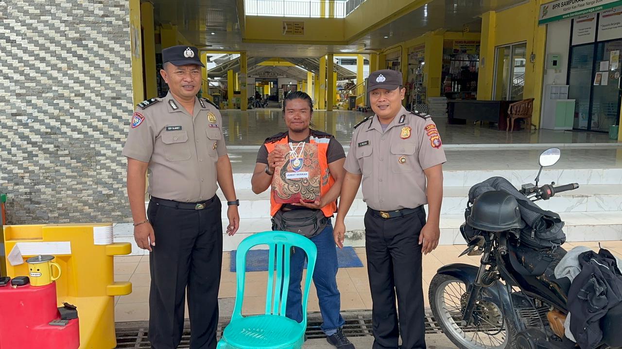 Sat Binmas Polres Lamandau Gelar Jumat Berkah, Bagikan 10 Paket Sembako kepada Petugas Parkir dan Kebersihan
