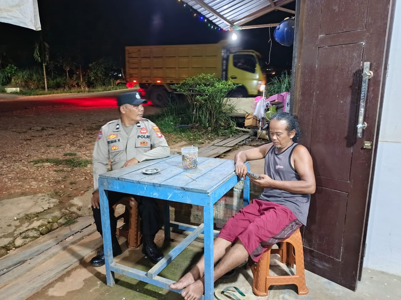 Piket Polsek Lamandau Sosialisasikan Tentang Layanan Hotline 110 kepada Masyarakat