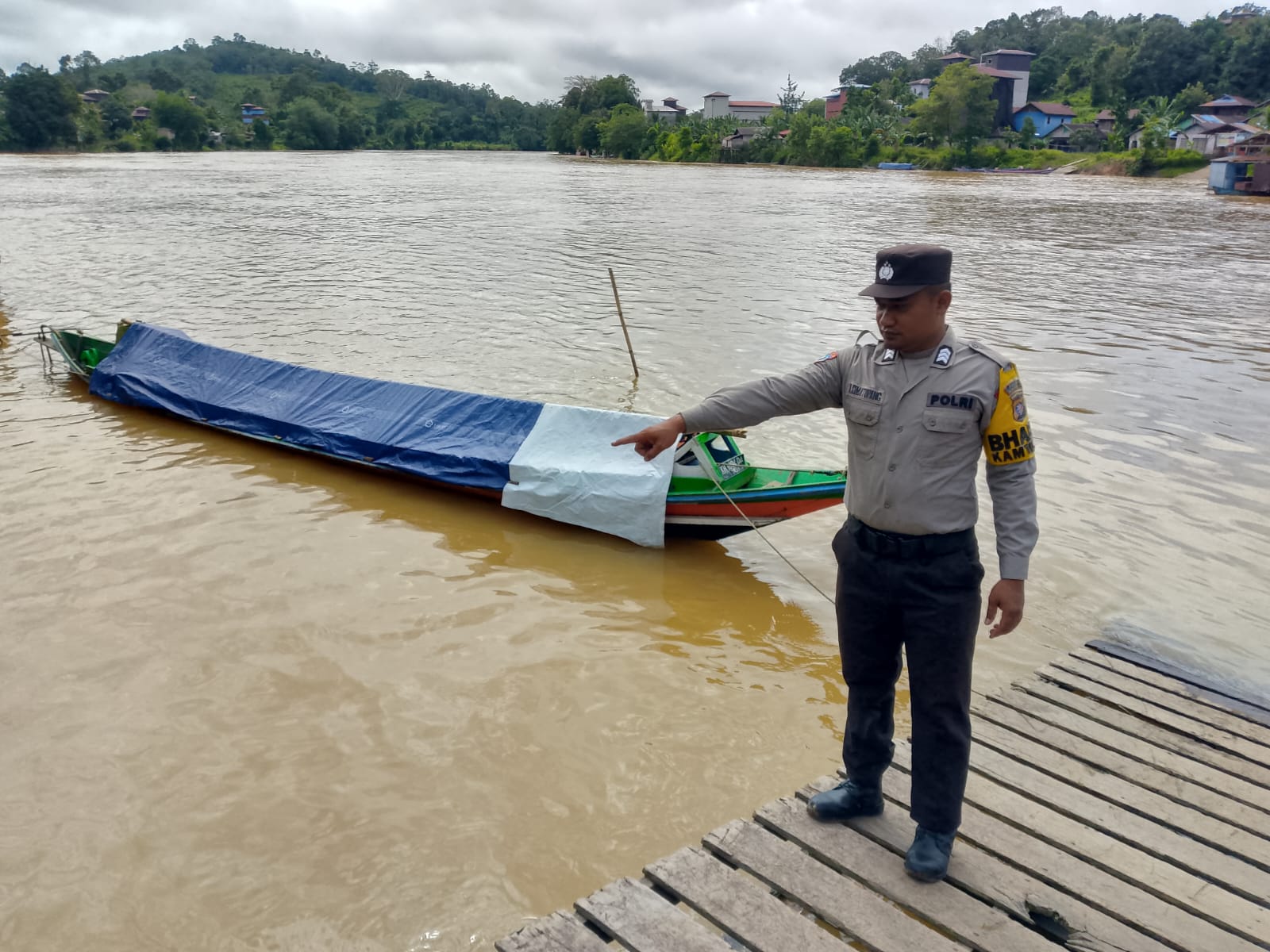 Antisipasi Bencana Banjir, Personil Polsek Marikit Pantau Debit Air DAS Katingan.