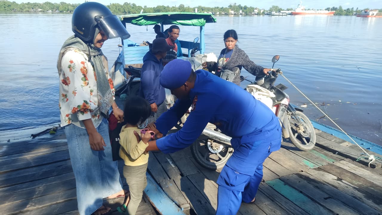 Jelang Natal Dan Tahun Baru Personil Ditpolairud, Imbau Penyebrangan Tradisional Utamakan Keselamatan