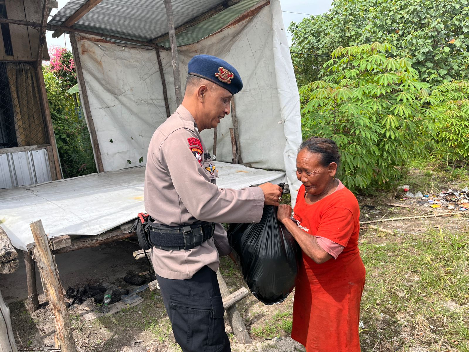 Batalyon B Pelopor Salurkan Bansos dari Gerakan “Seribu Sehari” untuk Warga Sekitar Mako