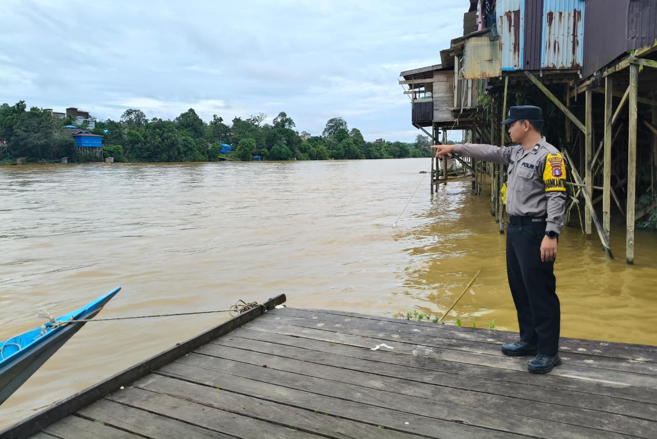 Antisipasi Bencana Banjir, Piket Polsek Marikit Pantau Situasi Debit air Das Katingan.