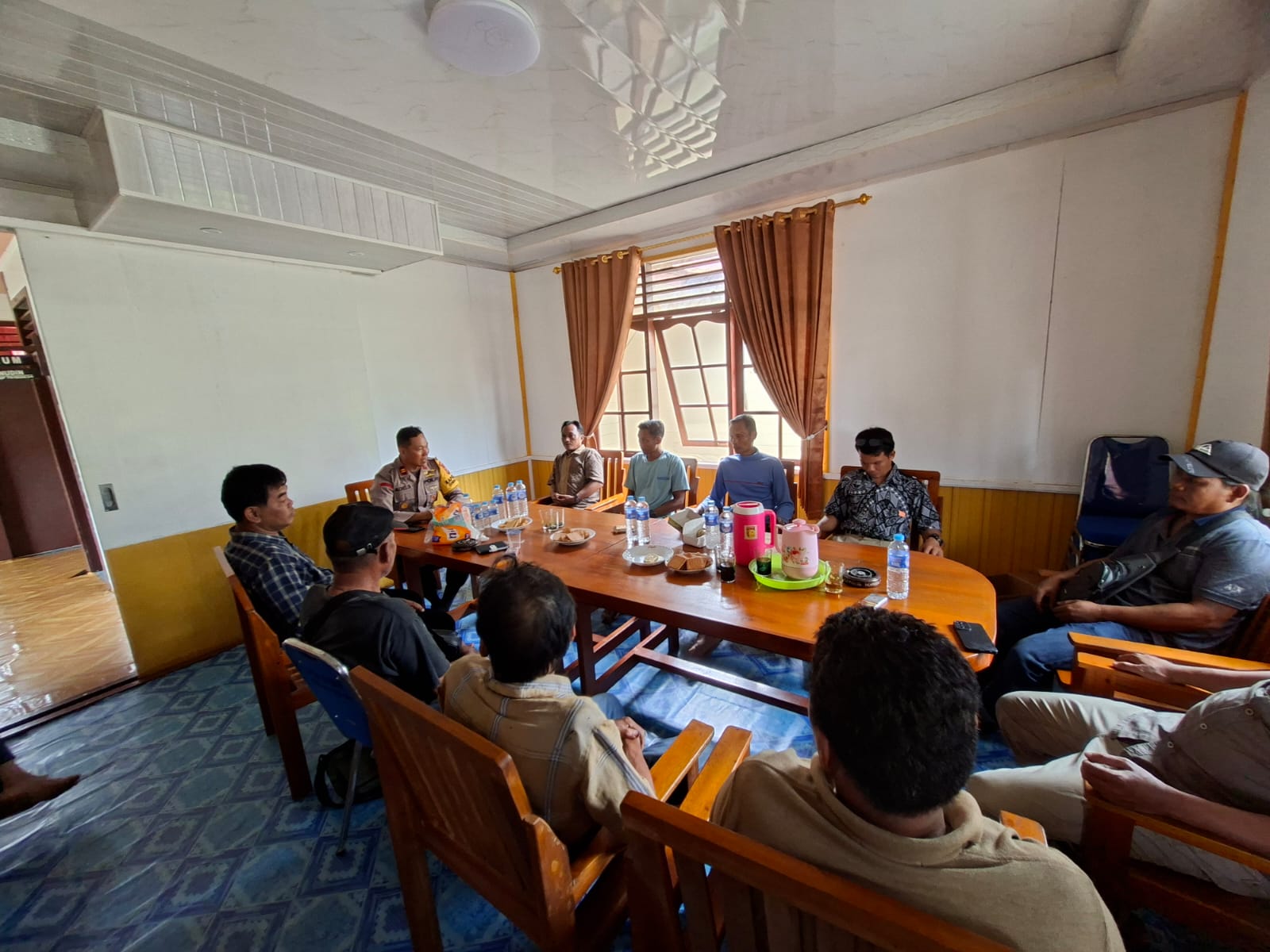 Polsek Teweh Timur Fasilitasi Mediasi Kasus Pemukulan, Diselesaikan Secara Kekeluargaan dan Adat