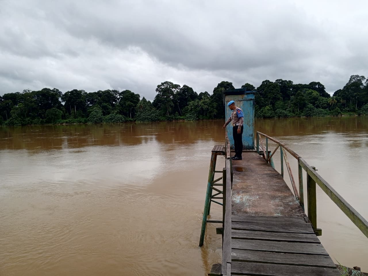 Cek Debit Air, Polsek Tewang Sangalang Garing dan Pulau Malan Imbau Warga Waspada Potensi Banjir.