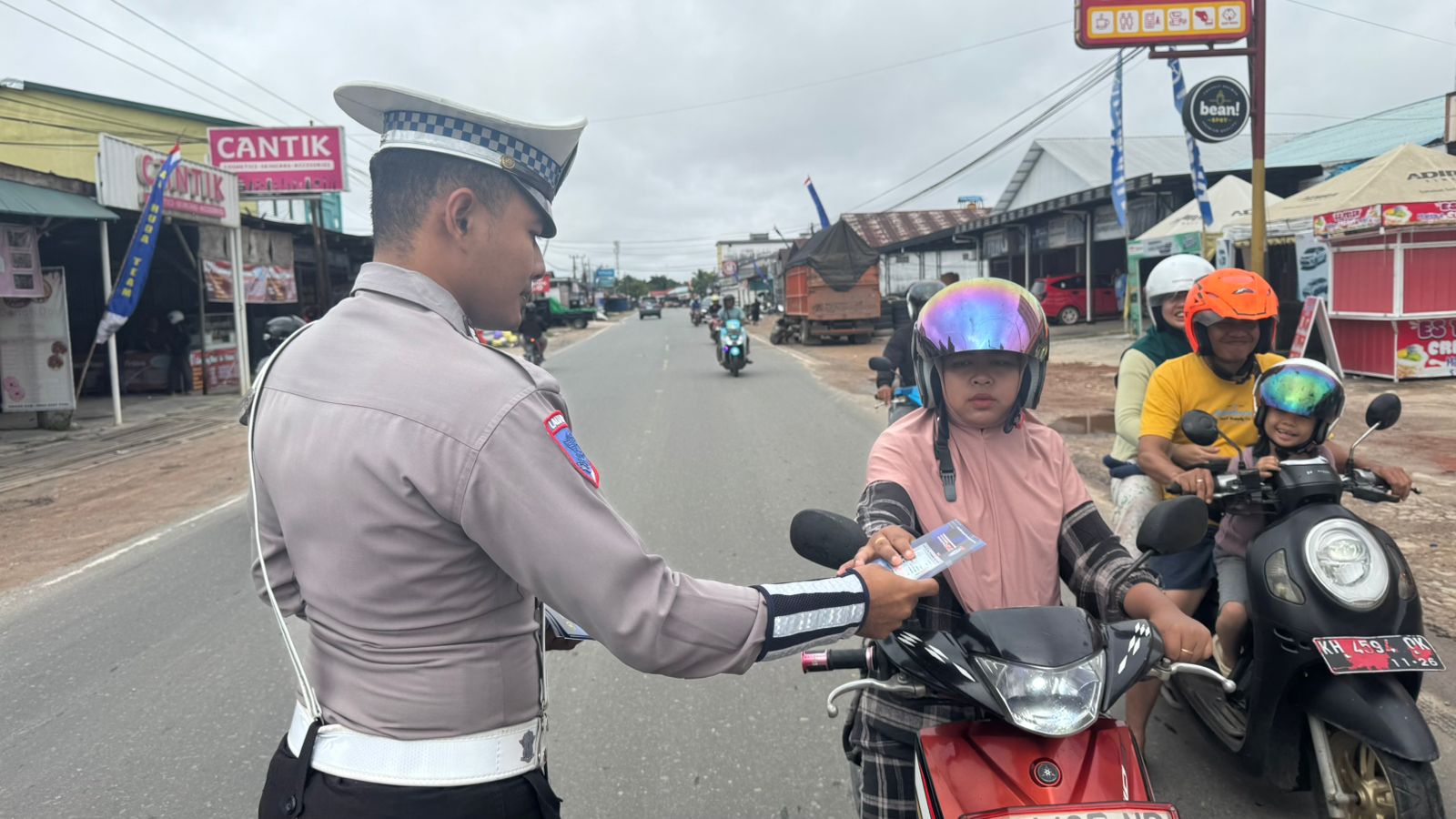 Pembagian Brosur Keselamatan Berlalu Lintas Kepada masyarakat.