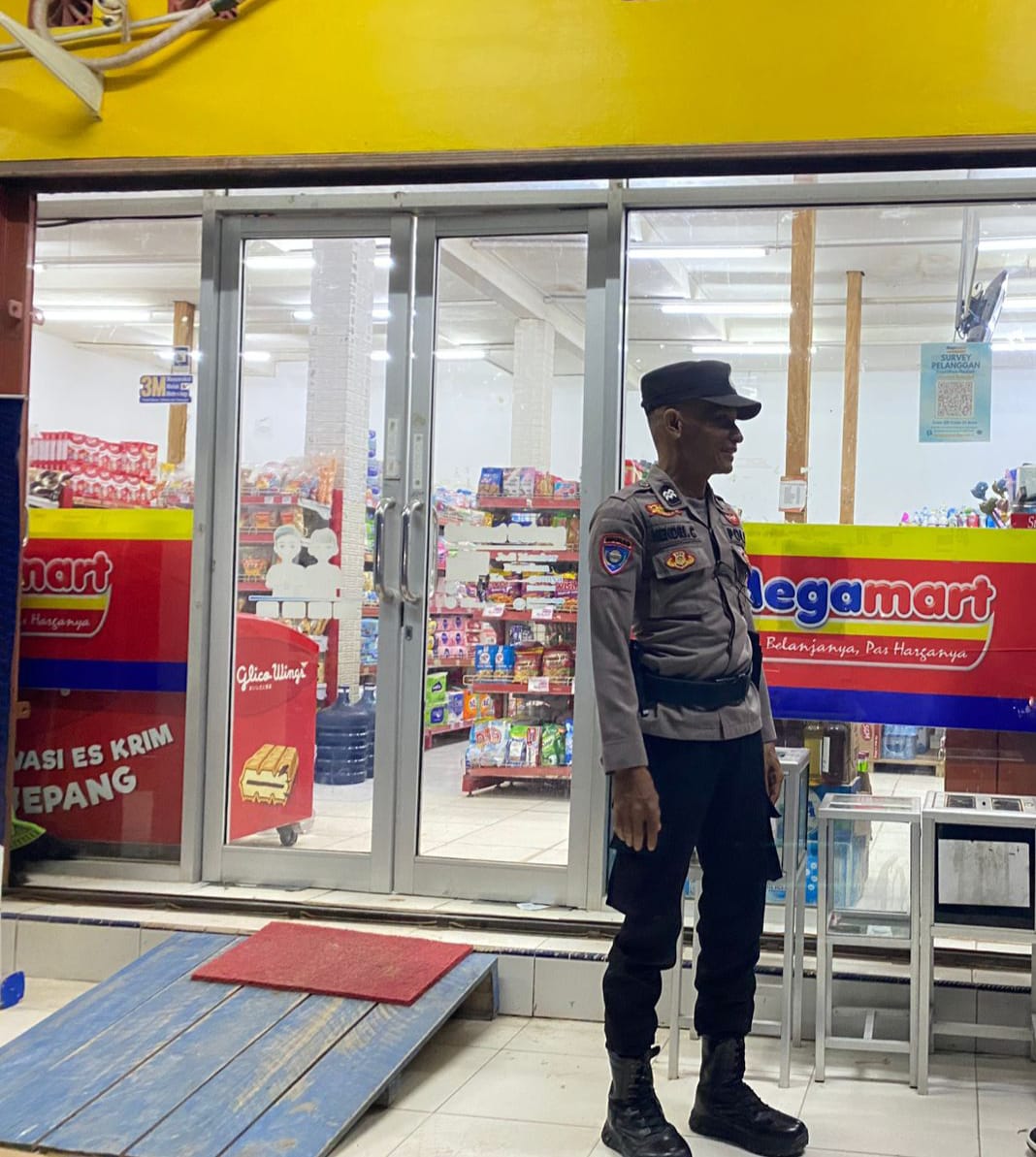 Piket Polsek Patroli kepertokoan diwilkum Polsek Sematu Jaya