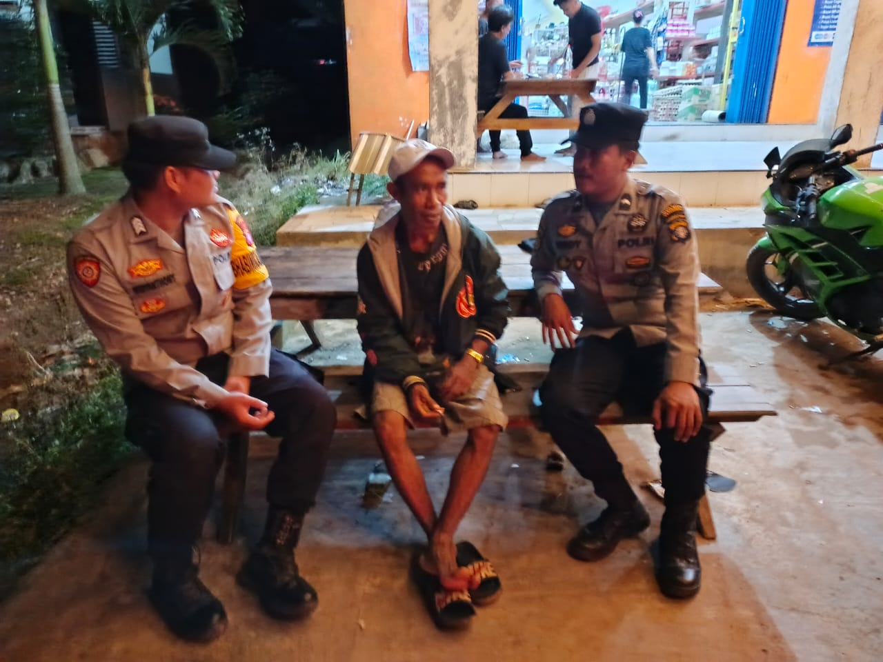 Personel Piket Polsek Lamandau Sambangi Masyarakat, Pererat Silaturahmi dan Sampaikan Pesan Kamtibmas