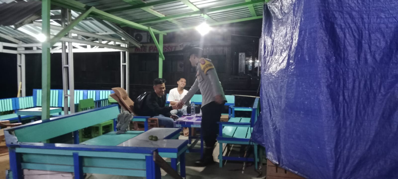 Piket Polsek Bulik Sosialisasikan Tentang Layanan Hotline 110 kepada Masyarakat