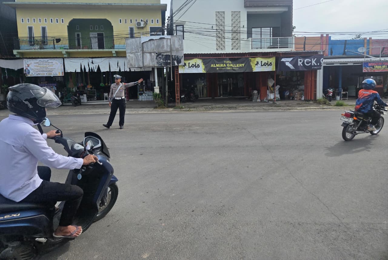 Satuan Lantas Polres lamandau Laksanakan Pengaturan Lalin Pada Pagi hari