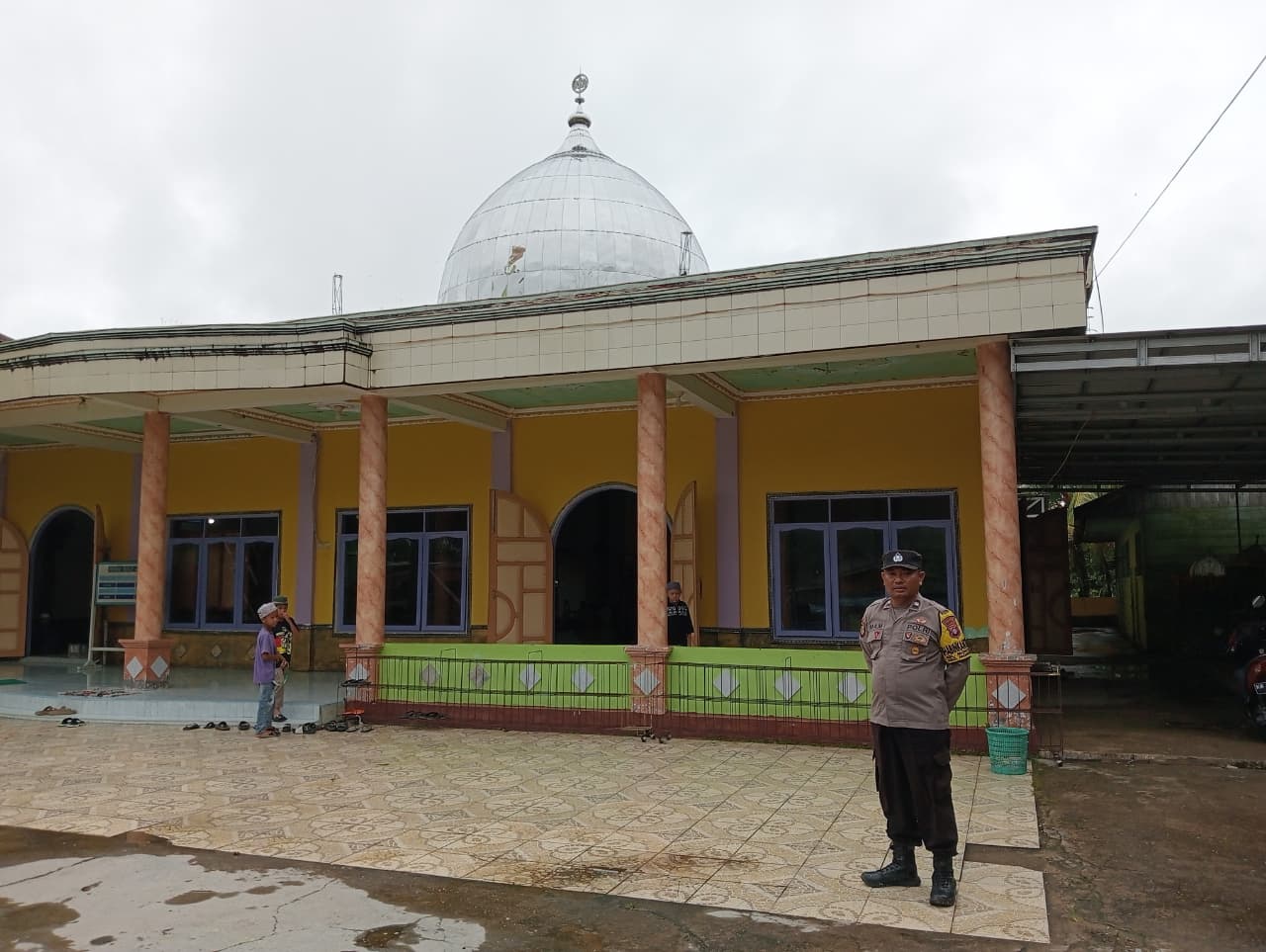*Polsek Montallat *Melaksanakan Pengamanan Ibadah Sholat Jum’at Diwilkum Montallat **