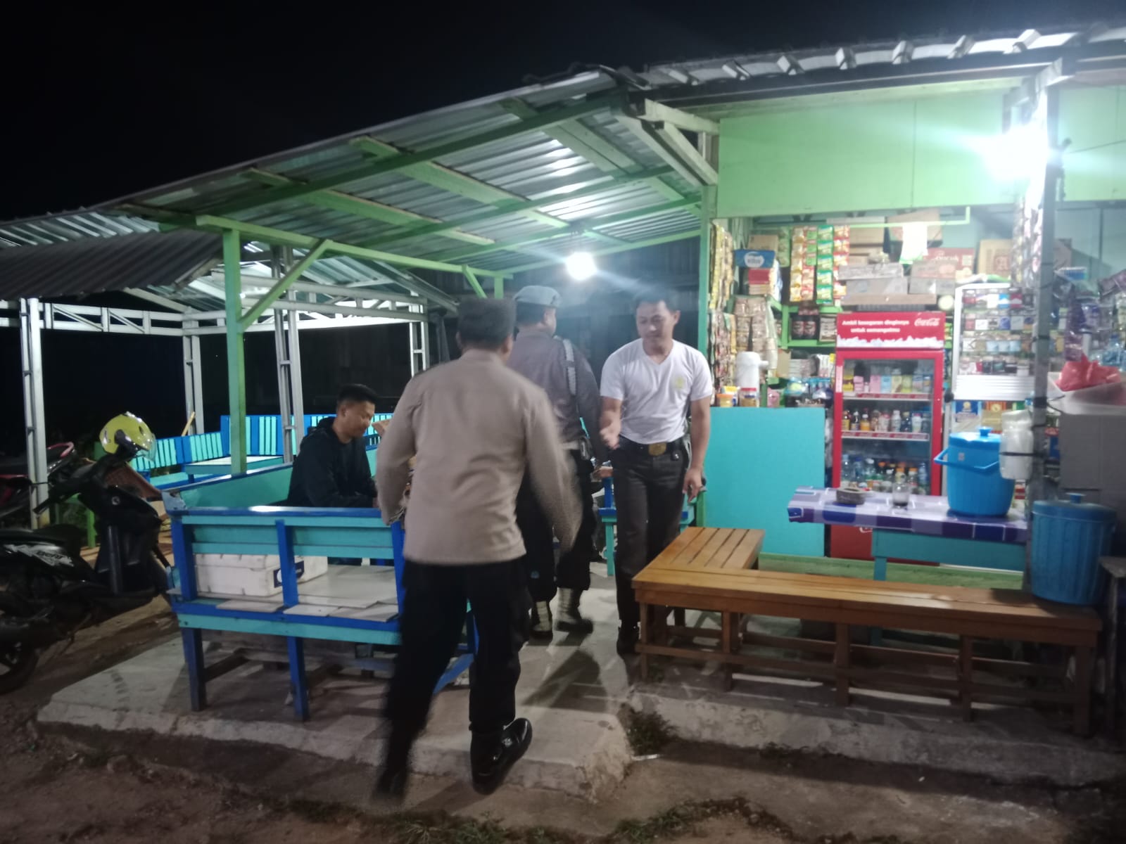 Piket Polsek Bulik Sosialisasikan Tentang Layanan Hotline 110 kepada Masyarakat