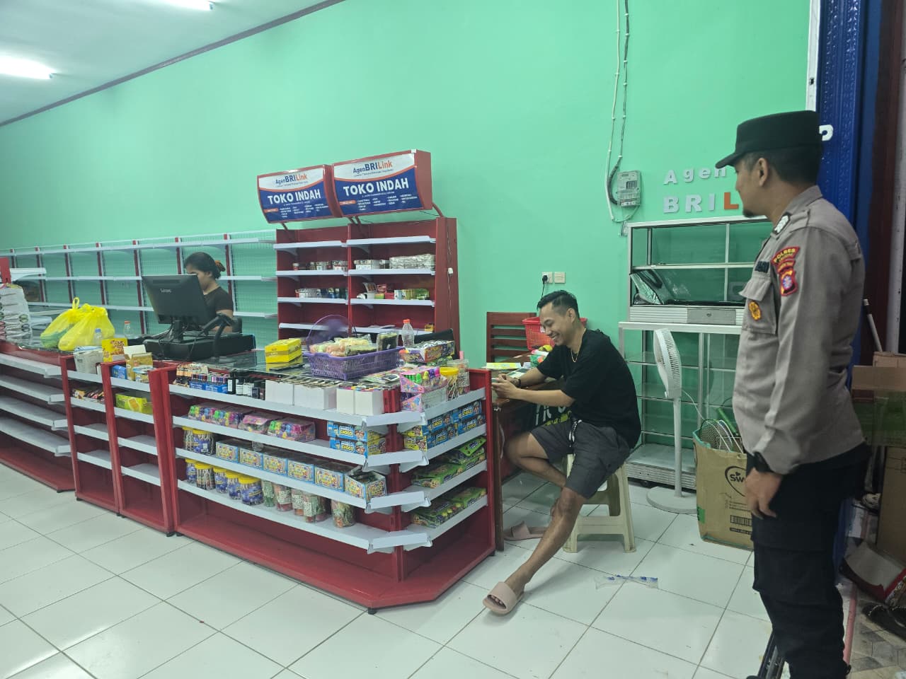 Piket Polsek lamandau melaksanakan Silaturahmi ke masyarakat